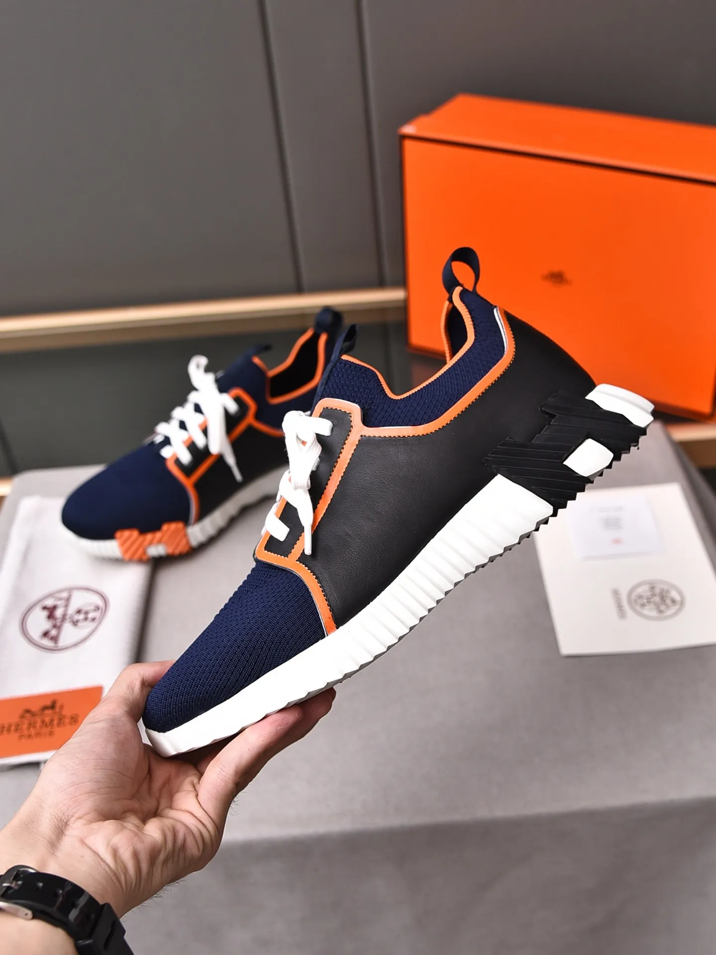 Factory price PP600 [Hermes] fe new arrival~ New Bouncing sneakers are the most comfortable shoes from Hermès, no one else⃣️. They are very light on the feet and look great. You won’t feel tired even when you go shopping and running around. 👍 Very light and comfortable, very light, suitable for both sports and leisure, and feel great when you step on them! It’s up to you to choose, there’s always what you want~ ✔️Fabric: Imported first-layer cowhide + high-elastic fly weave ✔️Inner lining: Imported water-dyed cow lining ✔️Outsole: Seamless combination of IP+TPU (multi-color letters) German technology irradiation machine ✔️Code number: Male 38-44 (45 customized)